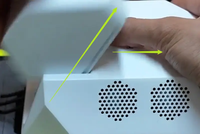 TeleSuit主控电池取出过程