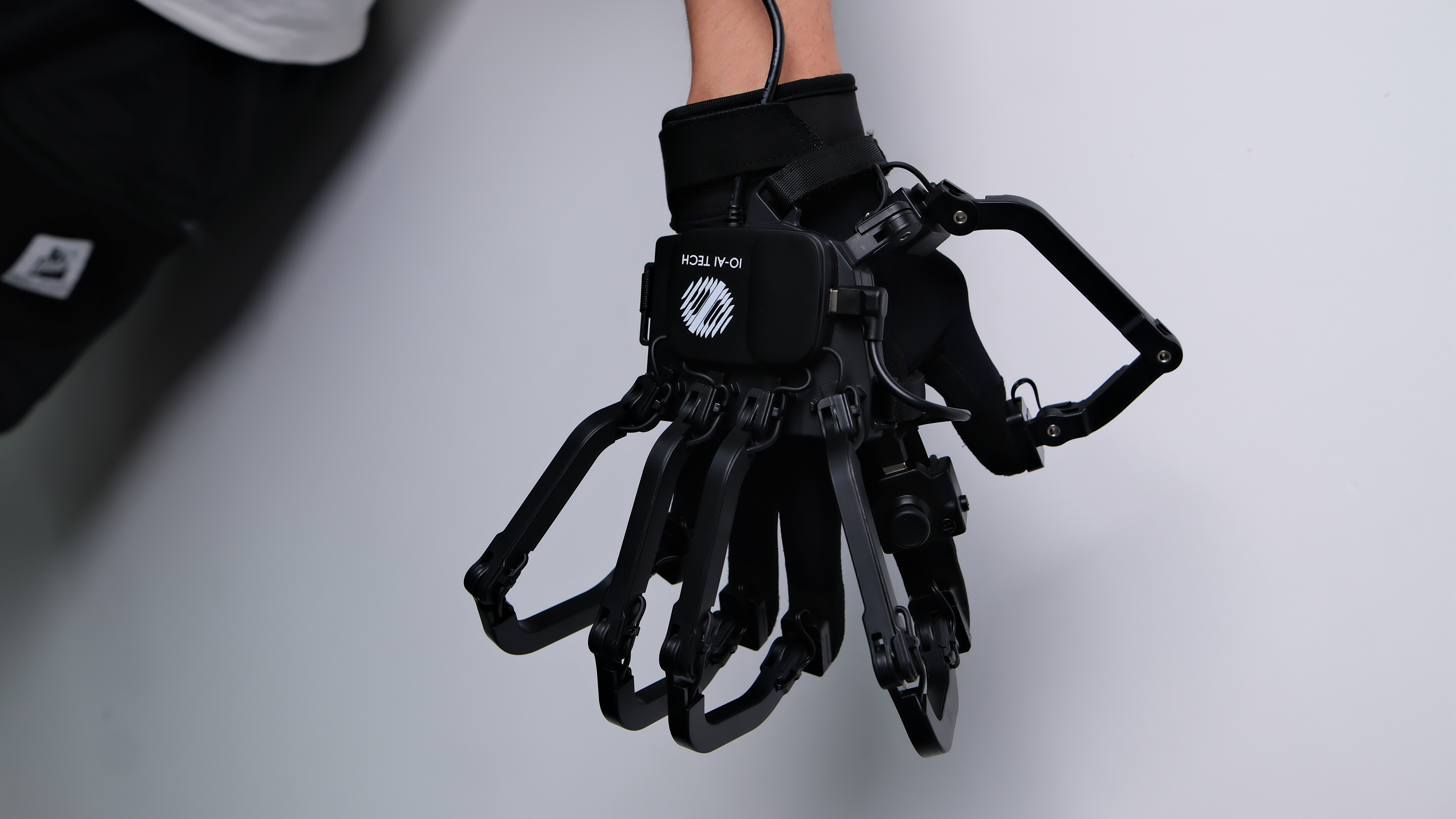 Finger control unit worn on hand